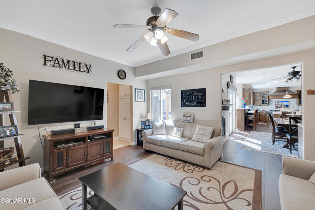 4542 Skidmore Court, Moorpark CA: https://media.crmls.org/mediaz/0c21ed32-f871-453a-86e6-460a1e0032c0.jpg
