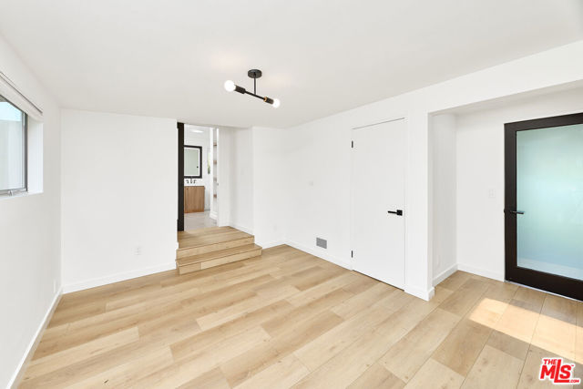 519 1/2 San Juan Avenue, Venice CA: https://media.crmls.org/mediaz/0c22a225-fa0f-4b7d-b3ec-f6a89e408cdf.jpg