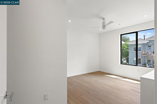 58 Vernon St, Oakland CA: https://media.crmls.org/mediaz/0c232762-53ce-4aef-9281-0d273d5ec8d8.jpg