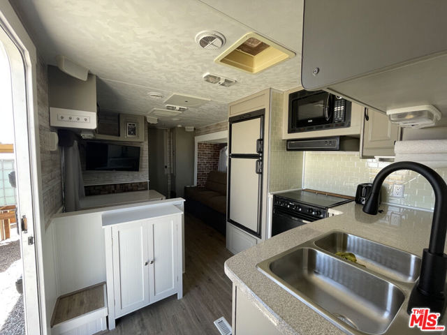 55 E Avenue D4, Lancaster CA: https://media.crmls.org/mediaz/0c23aa52-3d7e-4cc6-90c5-8d7eb96d0018.jpg