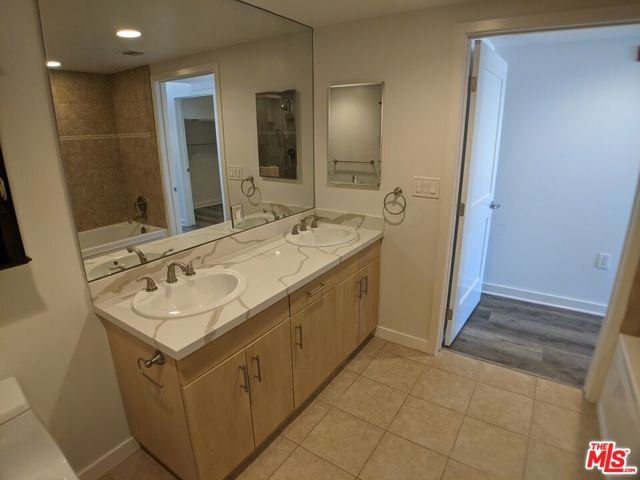 5143 White Oak Avenue, Encino CA: https://media.crmls.org/mediaz/0c24407e-6887-4110-aabf-ed3aeb6b271d.jpg