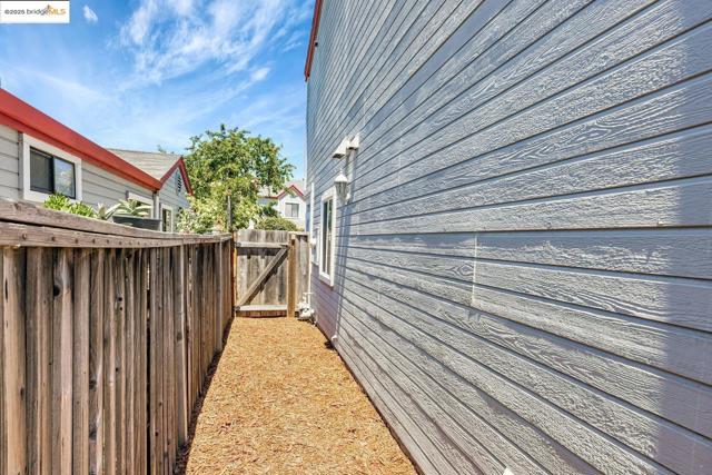 16 Town Sq PL, Oakland CA: https://media.crmls.org/mediaz/0c250f36-63fc-4342-be83-4ff28c8a7260.jpg