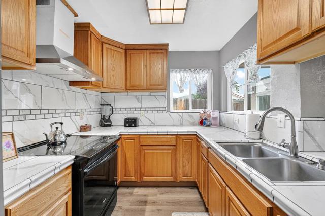 1260 Heather Glen Circle, Hollister CA: https://media.crmls.org/mediaz/0c25da60-ba31-48af-8e56-f3e2882c87b5.jpg