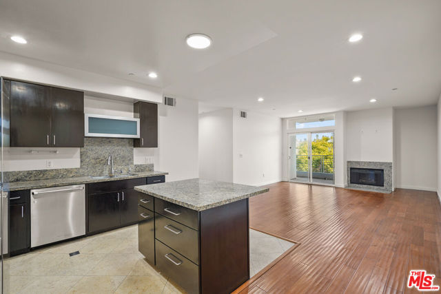 401 N Serrano Avenue, Los Angeles CA: https://media.crmls.org/mediaz/0c275577-8909-4c1a-abf7-52194b8dbcd7.jpg