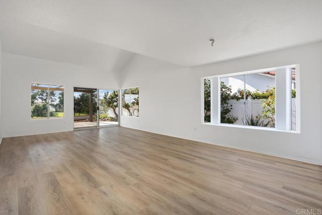 4905 Alicante Way, Oceanside CA: https://media.crmls.org/mediaz/0c276774-bf2c-441c-9e58-707d2c5eaf81.jpg
