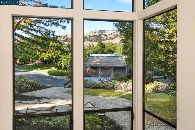 225 Vagabond Ct, Alamo CA: https://media.crmls.org/mediaz/0c278544-daaf-4bd7-ac45-142deedb9ed3.jpg