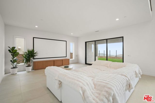 20244 W Albion Way, Porter Ranch CA: https://media.crmls.org/mediaz/0c281783-511c-49bb-aec6-2d8e099d7848.jpg