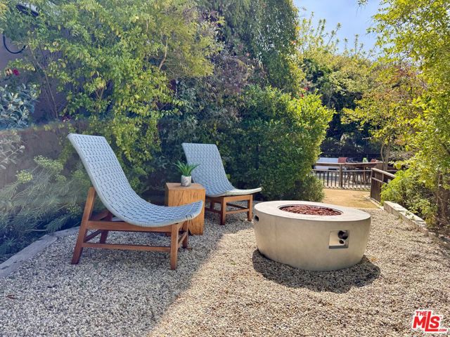 3908 Fairway Avenue, Studio City CA: https://media.crmls.org/mediaz/0c28b546-0908-4581-9713-bf16dae52801.jpg