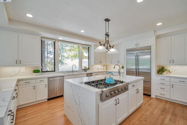 530 Oakshire Pl, Alamo CA: https://media.crmls.org/mediaz/0c2ae738-a4f8-4aa3-8053-747dbd21eab1.jpg