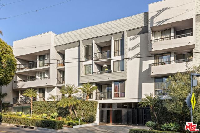 906 N Doheny Drive, West Hollywood CA: https://media.crmls.org/mediaz/0c2b0096-875b-435a-be56-c3e0ec950cc9.jpg