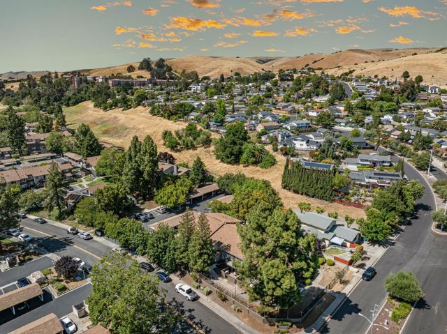 213 Ladera Plz, Union City CA: https://media.crmls.org/mediaz/0c2b3290-7617-481c-9e33-4f335f149a4e.jpg