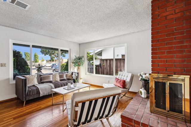413 Grand St, Alameda CA: https://media.crmls.org/mediaz/0c2bb597-71ee-41ea-963f-d680c5668c87.jpg