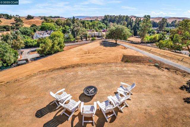 5505 Old School Rd, Pleasanton CA: https://media.crmls.org/mediaz/0c2c6e50-541b-4e1e-ae63-38ce6b2d1eb9.jpg