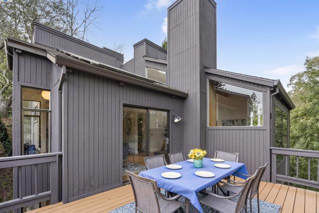 6425 Zinn Dr, Oakland CA: https://media.crmls.org/mediaz/0c2d5cef-be5b-44ff-8f59-295416be055a.jpg