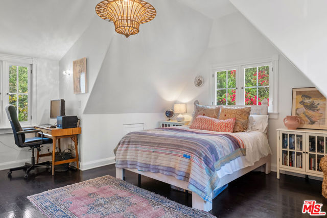 233 S Saltair Avenue, Los Angeles CA: https://media.crmls.org/mediaz/0c2d90ef-f633-4c71-b22c-e1cf6af18cf6.jpg