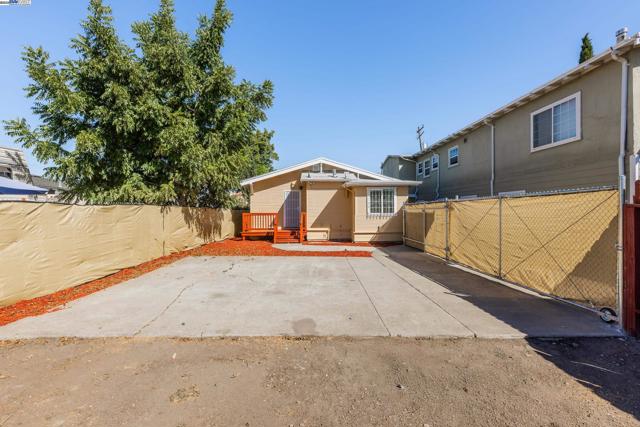1322 83Rd Ave, Oakland CA: https://media.crmls.org/mediaz/0c2d9986-7ab5-4d94-b059-ff25ba5c398d.jpg