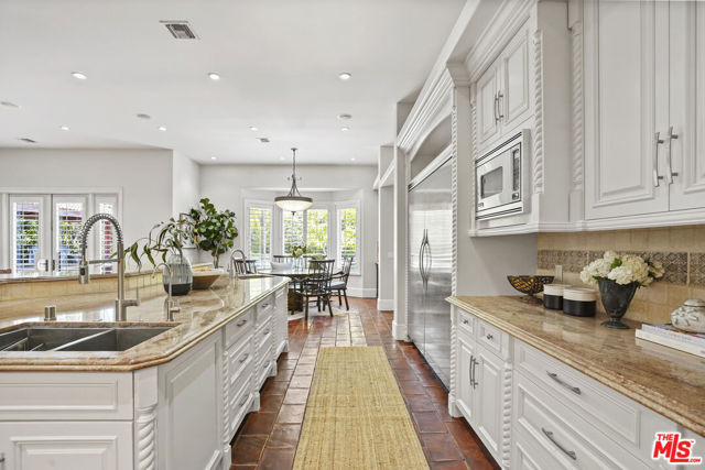 13845 Magnolia Boulevard, Sherman Oaks CA: https://media.crmls.org/mediaz/0c2e34bb-9d12-41df-a13c-dc2c88905371.jpg
