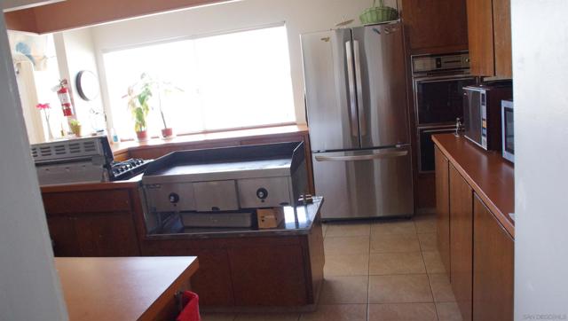 955 Howard Ave, Escondido CA: https://media.crmls.org/mediaz/0c2e8186-a3a1-4171-a15f-fc53e89250e5.jpg