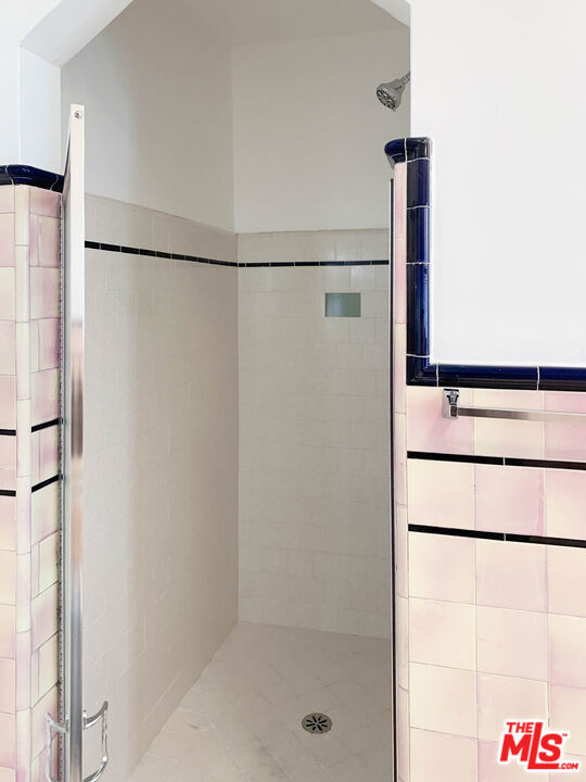 120 N Orange Drive, Los Angeles CA: https://media.crmls.org/mediaz/0c2faf7f-5cd5-49b9-958b-00643b316e70.jpg