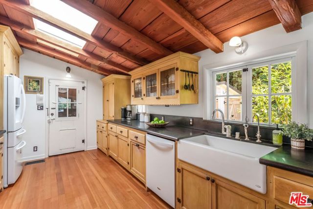3940 Davana Road, Sherman Oaks CA: https://media.crmls.org/mediaz/0c3047f8-f1a5-4a39-ba4a-a301d92bc70c.jpg