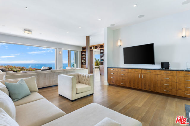 200 ARNO Way, Pacific Palisades CA: https://media.crmls.org/mediaz/0c313c0b-1f57-45cb-be5b-25b2d006b0eb.jpg