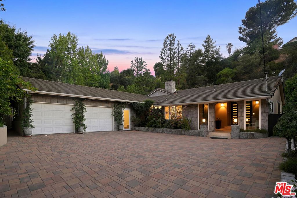 16634 Calneva Drive, Encino, CA 91436