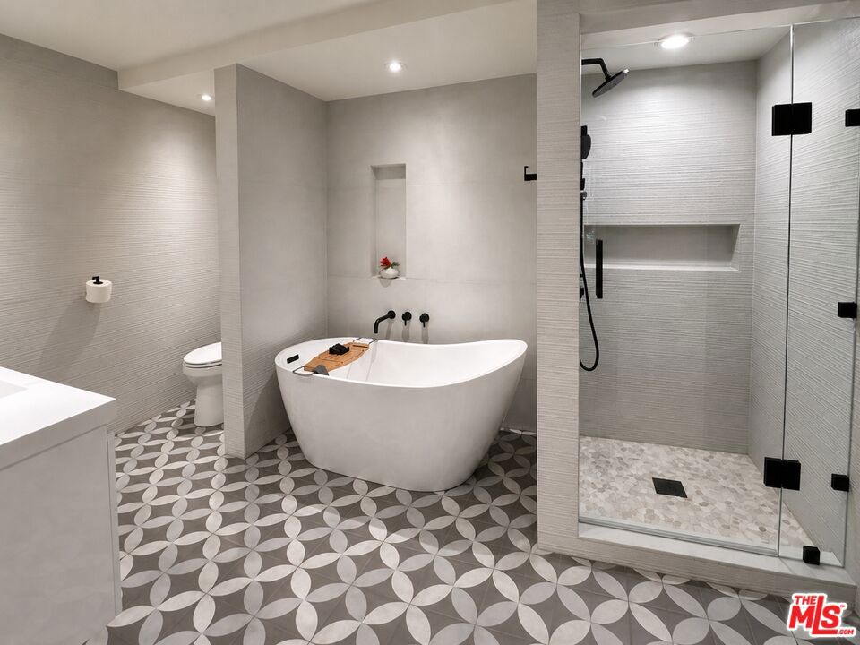 https://media.crmls.org/mediaz/0c322b3d-611b-452d-94cc-1e7637147f5a.jpg?preset=X-Large