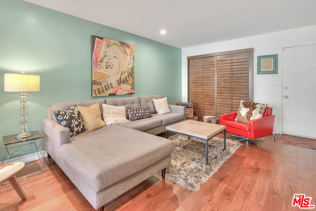 5920 Chula Vista Way, Los Angeles CA: https://media.crmls.org/mediaz/0c323c68-4102-46ea-8544-9f810a2bbc1b.jpg