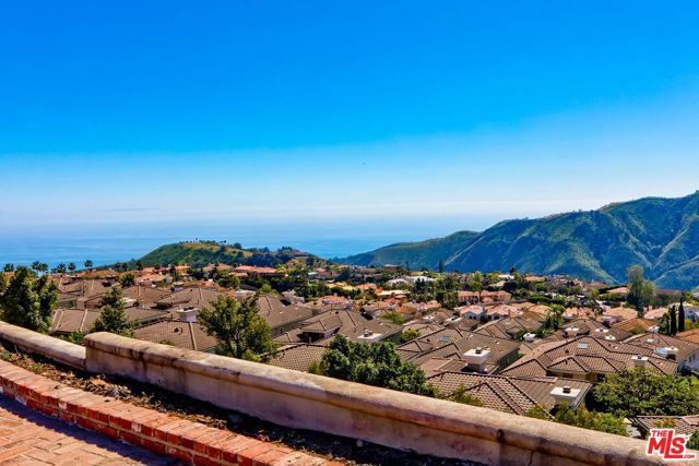 1648 Chastain, Pacific Palisades CA: https://media.crmls.org/mediaz/0c32430a-7a0a-4768-aac3-7895199ebf61.jpg