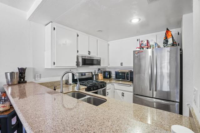 Detail Gallery Image 5 of 19 For 1465 E Lexington Ave 12e,  El Cajon,  CA 92019 - 2 Beds | 2/1 Baths