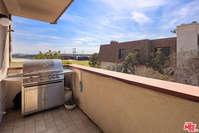 8828 Pershing Drive, Playa del Rey CA: https://media.crmls.org/mediaz/0c3333f5-3e97-4386-b5bf-a952065e6b15.jpg