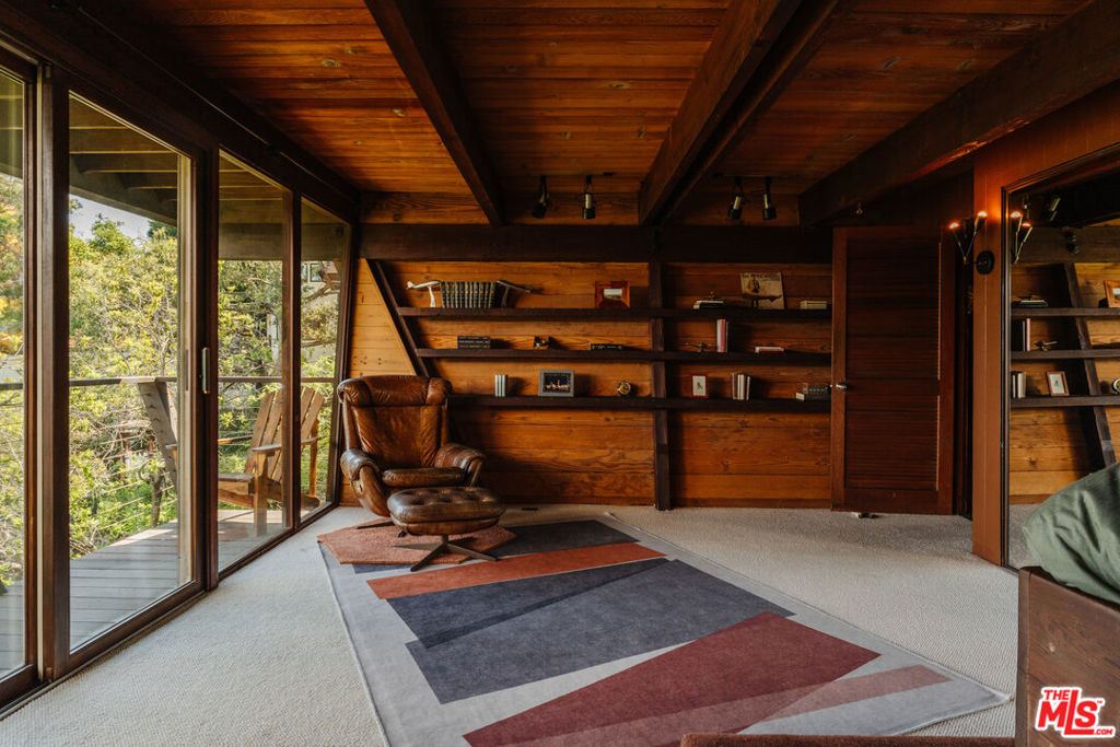 https://media.crmls.org/mediaz/0c341300-b01f-40fe-8efb-af48edc10916.jpg?preset=X-Large