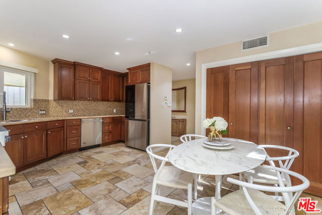8783 Lookout Mountain Avenue, Los Angeles CA: https://media.crmls.org/mediaz/0c353961-a704-4b1c-b57d-4f4ffa627240.jpg