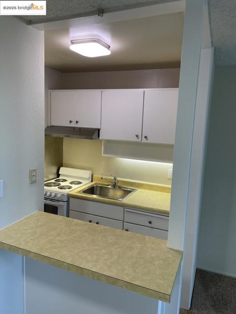 6 Captain DR, Emeryville CA: https://media.crmls.org/mediaz/0c361cde-62cb-4a10-899d-5c9412fc9ef3.jpg