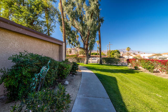 74042 Catalina Way, Palm Desert CA: https://media.crmls.org/mediaz/0c362b2f-3c60-45f4-8bac-dc0d9a8a4a90.jpg