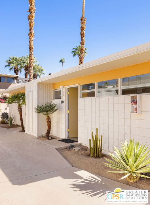 1111 E Palm Canyon Drive, Palm Springs CA: https://media.crmls.org/mediaz/0c36d175-5480-4ad4-a9b0-1c60bc4a6c6d.jpg