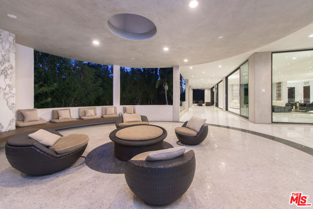 900 N HILLCREST Road, Beverly Hills CA: https://media.crmls.org/mediaz/0c37fb6e-f098-42da-b4e4-b4766ae654ac.jpg