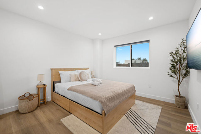 841 N Mccadden Pl, Los Angeles CA: https://media.crmls.org/mediaz/0c380c9f-811d-4937-b32b-9382ac54609e.jpg