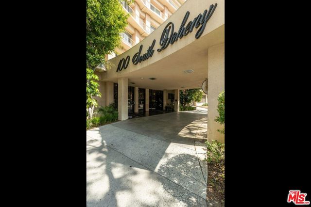100 S Doheny Drive, Los Angeles CA: https://media.crmls.org/mediaz/0c3856b2-3570-4fbb-a1ae-0cdde9f15ae0.jpg