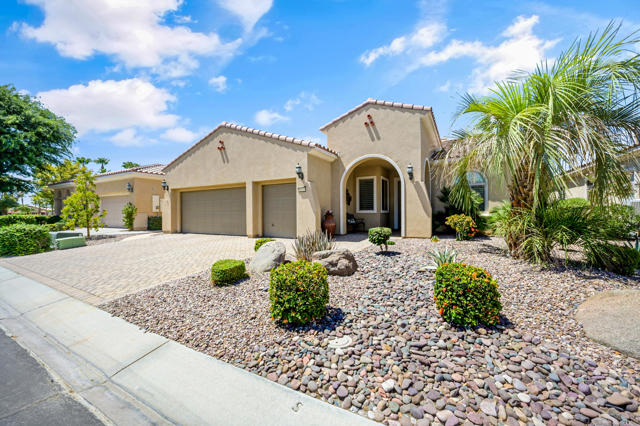 81554 Avenida Sombra, Indio CA: https://media.crmls.org/mediaz/0c3a3886-7c8a-4ad6-8055-28c4e2d0901d.jpg