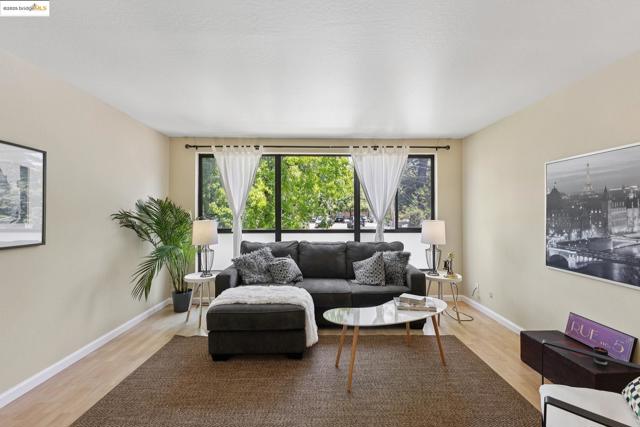 2632 Warring St, Berkeley CA: https://media.crmls.org/mediaz/0c3b3fd8-4b7a-48cc-8c62-5910bf0a855f.jpg