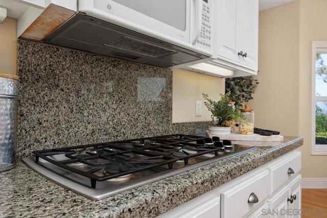 1324 Vista Colina Dr, San Marcos CA: https://media.crmls.org/mediaz/0c3bd1d0-fefd-4884-8a6a-978d8c44de5c.jpg
