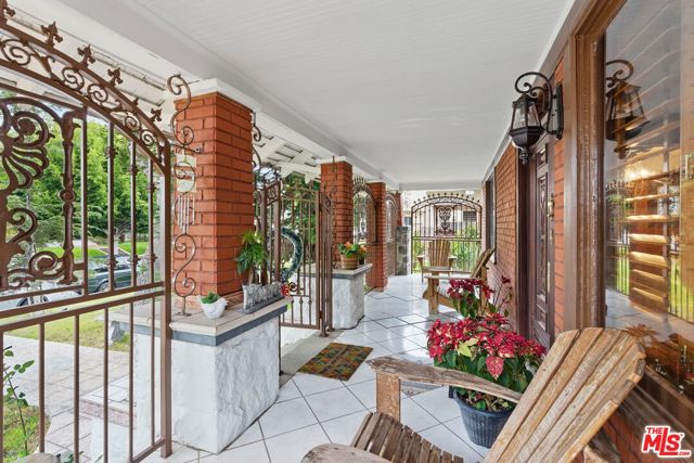 128 N St Andrews Place, Los Angeles CA: https://media.crmls.org/mediaz/0c3f73e4-ac5b-4faf-be92-271146bf6782.jpg