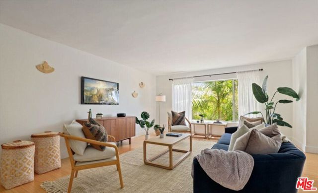 6624 Springpark Avenue, Los Angeles CA: https://media.crmls.org/mediaz/0c401e40-983c-4bba-99e5-29e03a1a3550.jpg