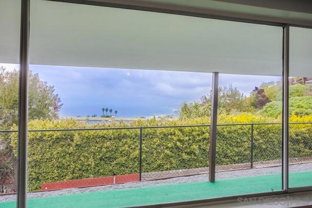 7255 Via Capri, La Jolla CA: https://media.crmls.org/mediaz/0c40505b-fbd2-47e0-8230-74fc328b0e67.jpg