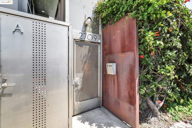 2709 10th St, Berkeley CA: https://media.crmls.org/mediaz/0c406869-3832-468a-b3d4-78c4f5afe57b.jpg