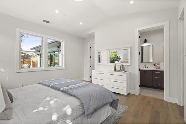 1303 American Way, Menlo Park CA: https://media.crmls.org/mediaz/0c40a253-73a7-45c7-a15f-f820fbfea329.jpg