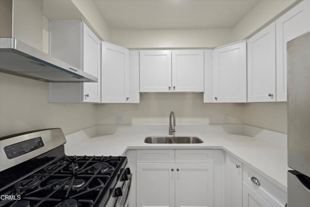 624 Silver Lake Boulevard, Los Angeles CA: https://media.crmls.org/mediaz/0c411311-d056-4df7-8483-914415ba1108.jpg
