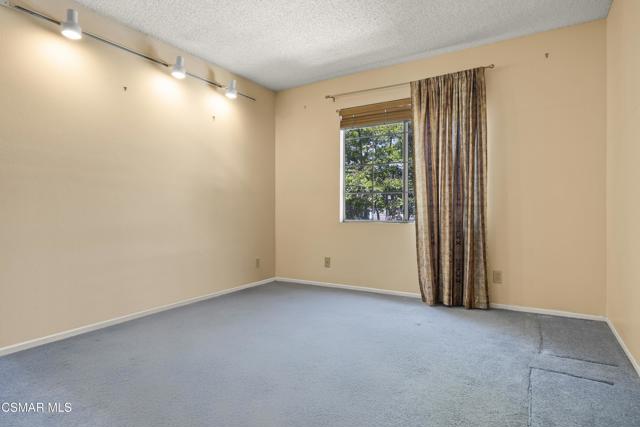11928 Bubbling Brook Street, Moorpark CA: https://media.crmls.org/mediaz/0c41d5b1-b7ae-4ed3-b654-58c630c3a617.jpg