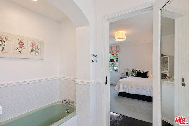 10428 Wyton Drive, Los Angeles CA: https://media.crmls.org/mediaz/0c427813-cf2d-4cbe-9f6e-782e8564090a.jpg